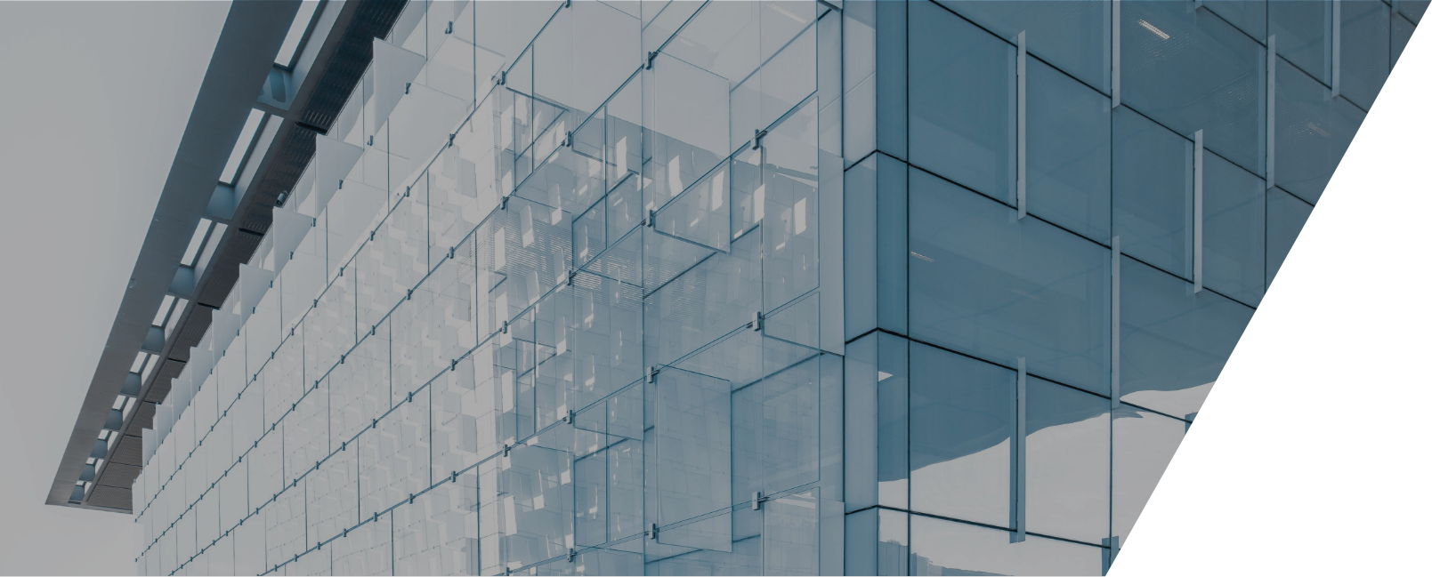 ガラス張りの外観を持つ近代的なオフィスビル。