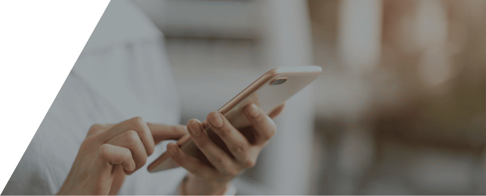 スマートフォンを操作している人物の手元。