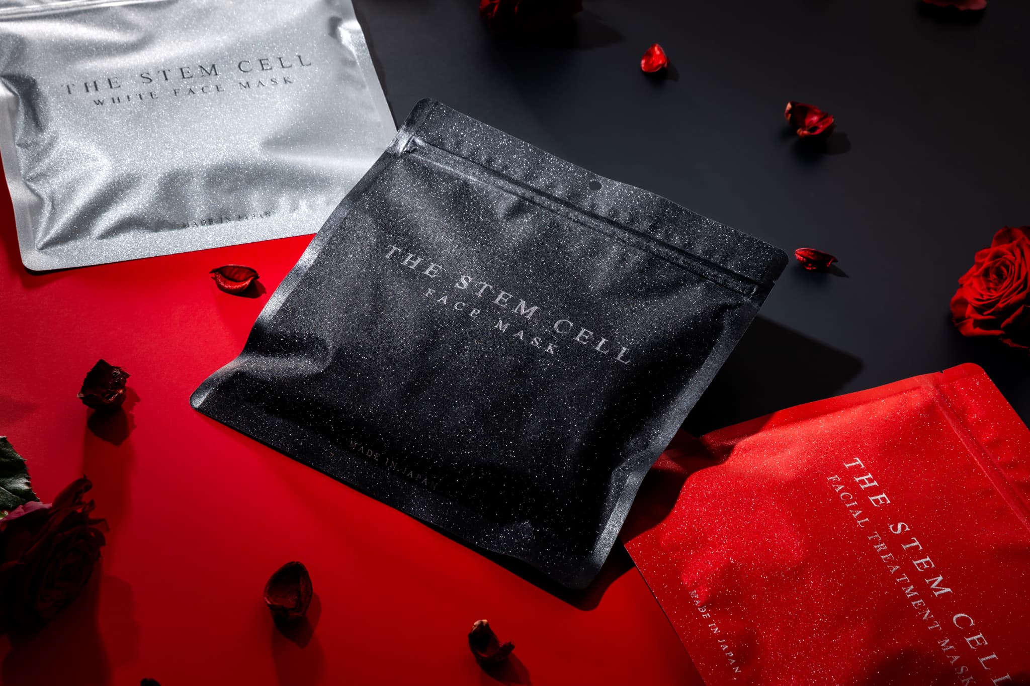 化粧品のパッケージや瓶、ボトル、容器などが配置されたデスク環境。