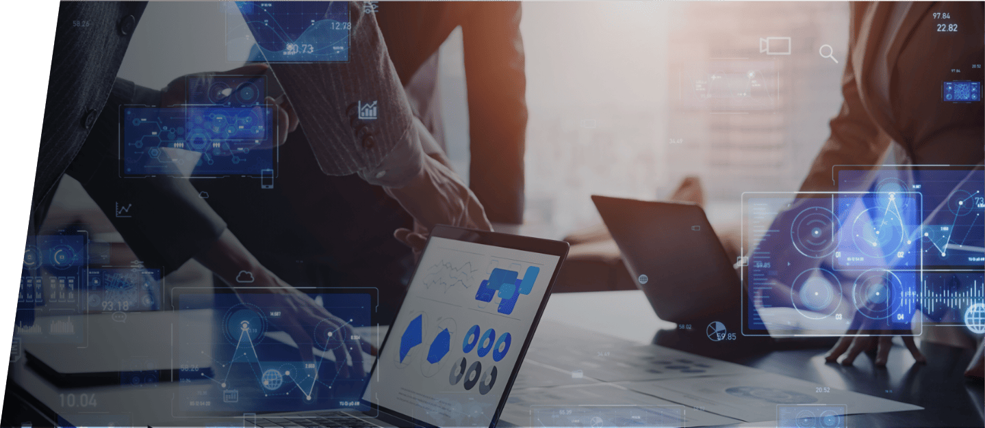 スマートフォンやノートパソコン、モニター、キーボード、マウスなどのIT機器が配置されたデスク環境。